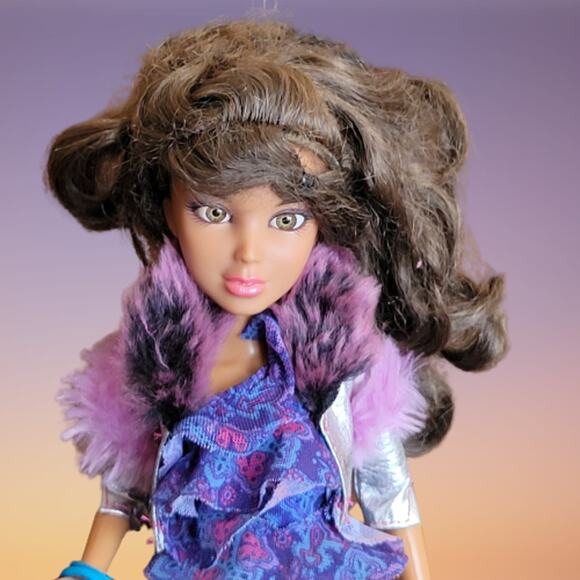 2009 Spin Master Liv Doll with wig, clothes, boots and purse - Picture 2 of 16